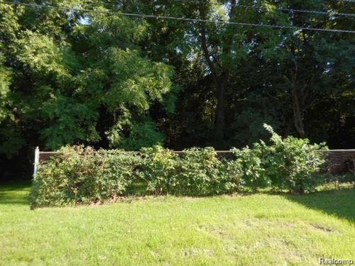 36891 Thinbark St, Wayne, MI, 48184-1138 | Card Image