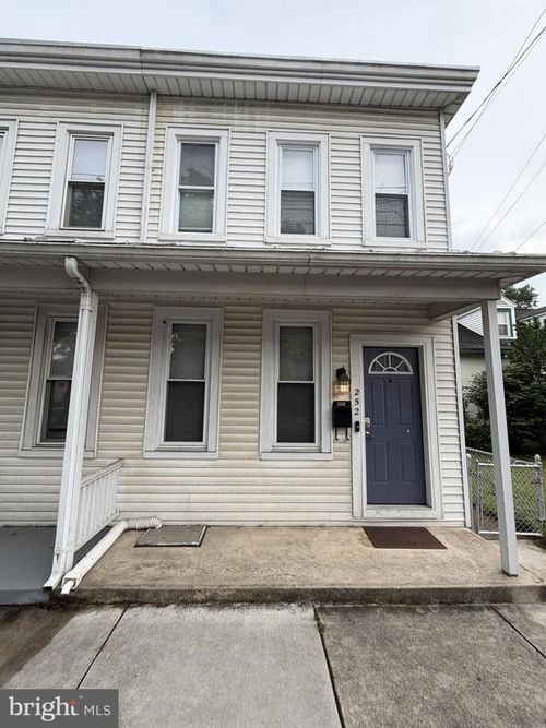 252 E Louther St, CARLISLE, PA, 17013-2562 | Card Image