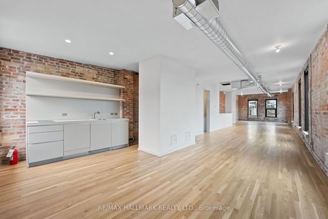 300 - 972 Queen St E, Home with 0 bedrooms, 1 bathrooms and null parking in Toronto ON | Image 8