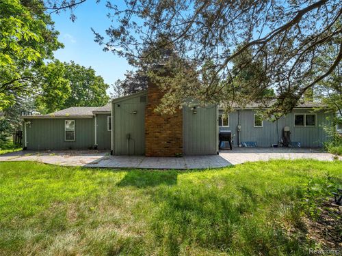 3077 Nanwich Dr, Waterford Twp, MI, 48329-3333 | Card Image