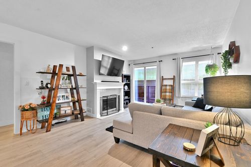 203-33165 2nd Ave, Mission, BC, V2V6T8 | Card Image