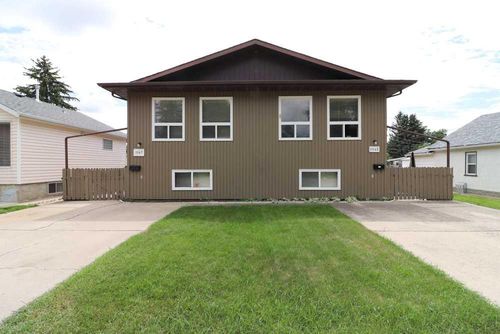 1145 &amp; 1147 Yuill St Se, Medicine Hat, AB, T1A0Z4 | Card Image
