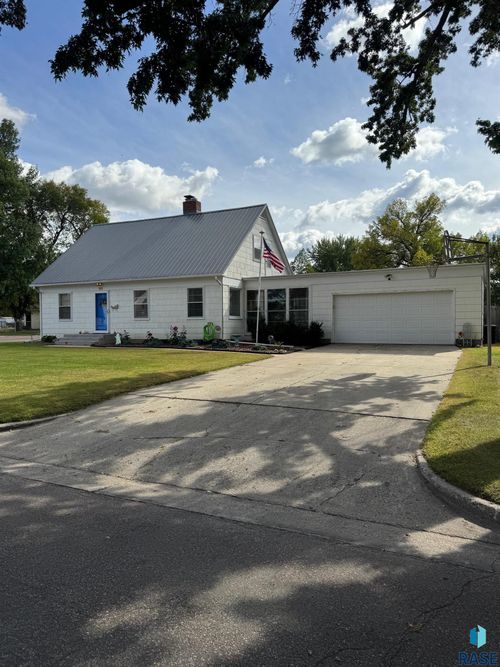 801 W 2nd Ave, Flandreau, SD, 57028-1020 | Card Image