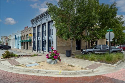 117 East St, Hutto, TX, 78634-4323 | Card Image