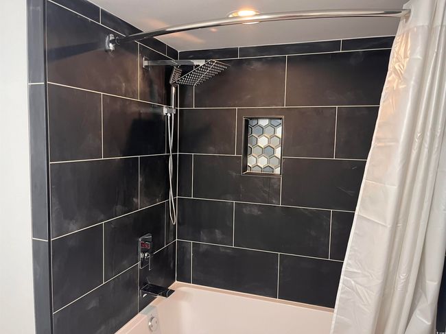 Bathroom with shower / bath combo with shower curtain | Image 15