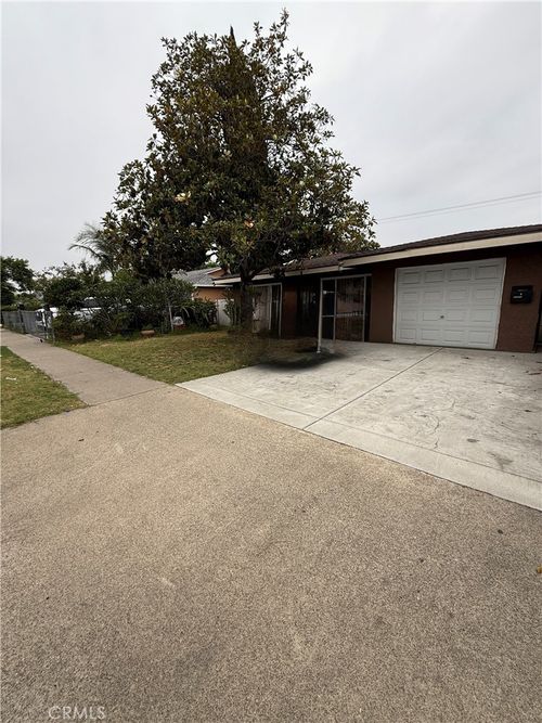 20816 Pioneer Blvd, Lakewood, CA, 90715-1051 | Card Image