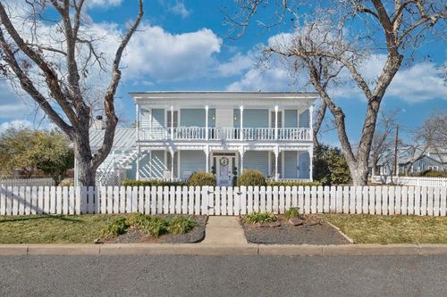 908 N Crockett St, Fredericksburg, TX, 78624-3326 | Card Image