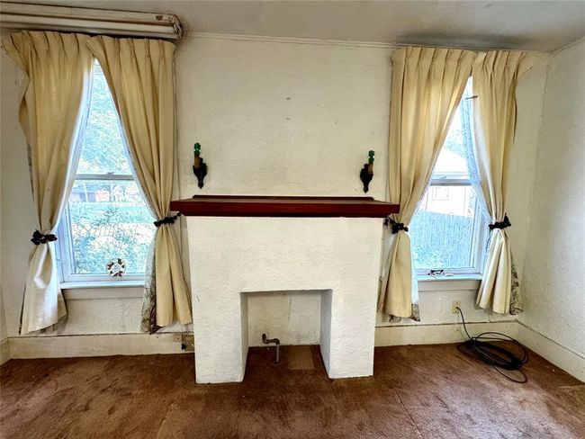 Window frames have some rotted wood | Image 9