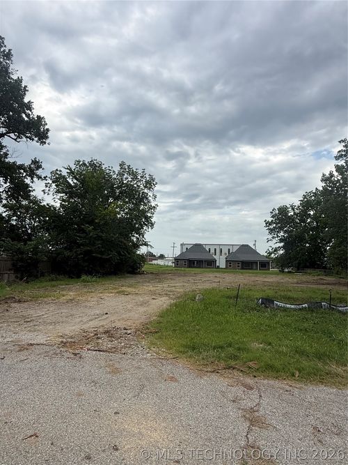 208 W 1st Street, Owasso, OK, 74055 | Card Image