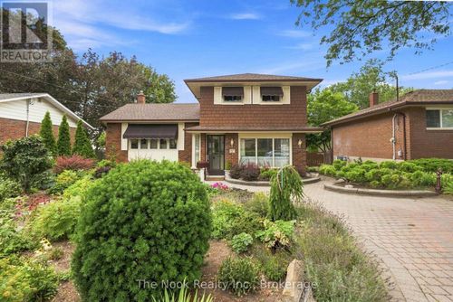 110 Bowman Ave, Whitby, ON, L1N3T6 | Card Image