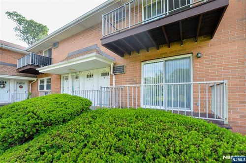 15 Cottage St, Midland Park, NJ, 07432-1906 | Card Image
