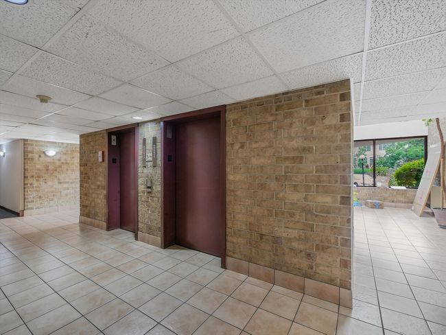APT-202 - 5600 Astor Ln, Condo with 2 bedrooms, 1 bathrooms and 2 parking in Rolling Meadows IL | Image 5
