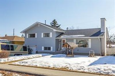 19 Governor Dr Sw, House detached with 3 bedrooms, 2 bathrooms and 4 parking in Calgary AB | Image 1