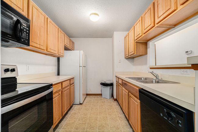 382 Marigold Cir, Condo with 2 bedrooms, 2 bathrooms and null parking in Westland MI | Image 8