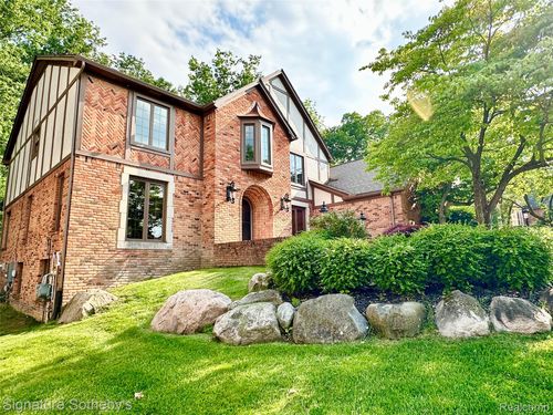 3079 Kenwood Dr, Rochester Hills, MI, 48309-2752 | Card Image