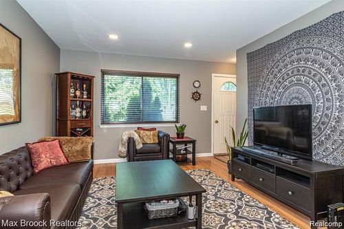 3800 Elmhurst Ave, Royal Oak, MI, 48073-1823 | Card Image