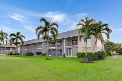 111 - 18081 Se Country Club Drive, Condo with 2 bedrooms, 2 bathrooms and null parking in Tequesta FL | Image 2