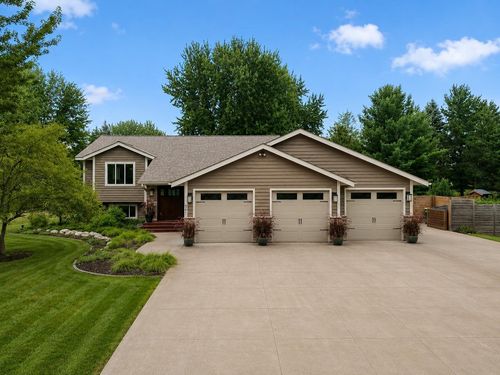 947 Sherman Rd, Hudson, WI, 54016-7510 | Card Image