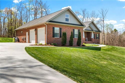 135 Matthias Ct, Mocksville, NC, 27028-4196 | Card Image