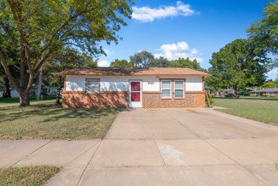 Ranch-style house with a front lawn | Image 1