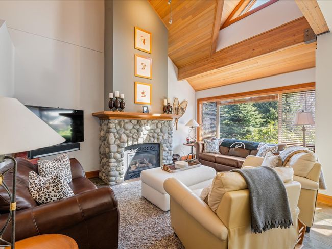 4808 Casabella Crescent, Townhouse with 3 bedrooms, 3 bathrooms and 2 parking in Whistler BC | Image 3