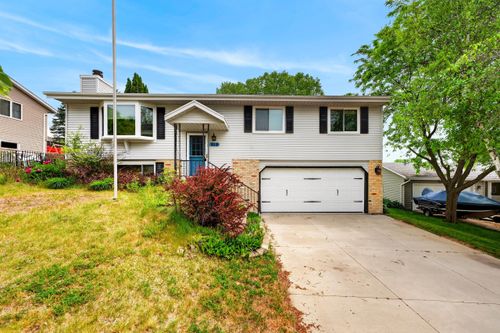 919 Squire Ln, West Bend, WI, 53090-8415 | Card Image