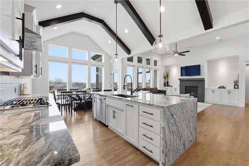 16657 S Tomashaw St, Olathe, KS, 66062-8117 | Card Image