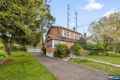 863 Pleasant Valley Way, West Orange, NJ, 07052-1844 | Card Image