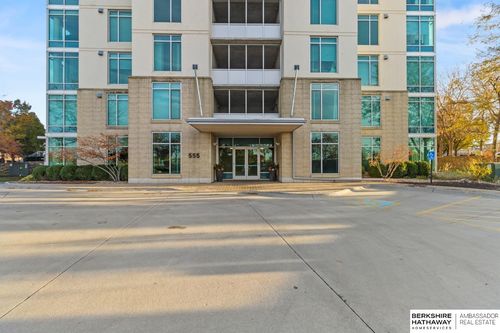 apt-202-555 Riverfront Plz, Omaha, NE, 68102-4234 | Card Image