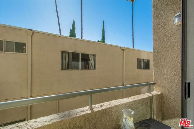 UNIT-2 - 19009 Sherman Way, Condo with 1 bedrooms, 1 bathrooms and 2 parking in Reseda CA | Image 4