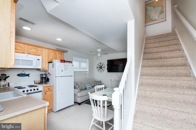 UNIT-106 - 2207 Surf Ave, Townhouse with 1 bedrooms, 2 bathrooms and null parking in North Wildwood NJ | Image 4