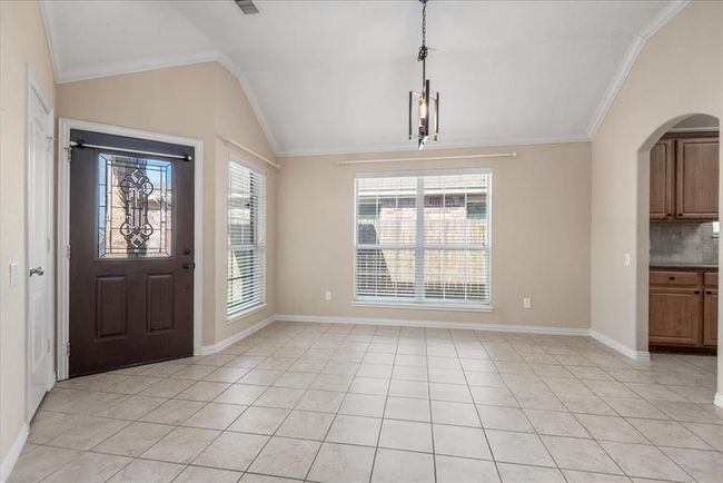Dining room with great windows | Image 6