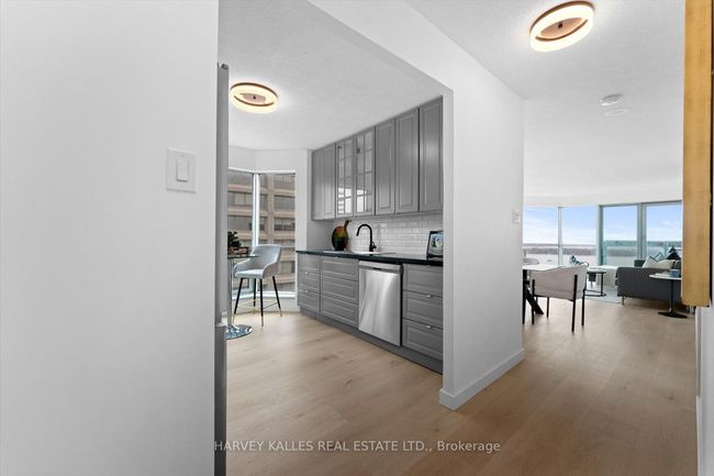 3211 - 10 Yonge St, Condo with 2 bedrooms, 2 bathrooms and null parking in Toronto ON | Image 9
