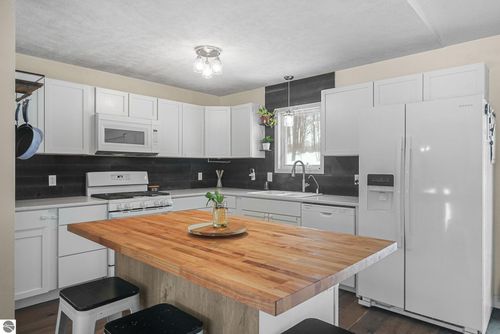 1967 Black Bark Ln, Traverse City, MI, 49696-8298 | Card Image