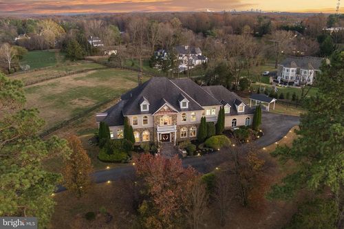 627 Walker Rd, Great Falls, VA, 22066-3407 | Card Image