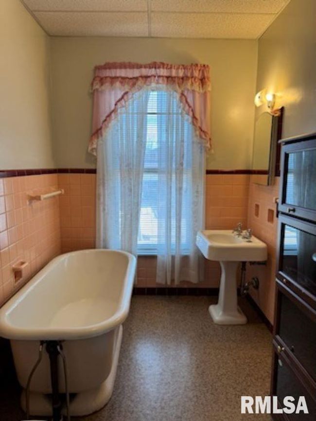1703 Brady St, Home with 0 bedrooms, 0 bathrooms and 4 parking in Davenport IA | Image 8