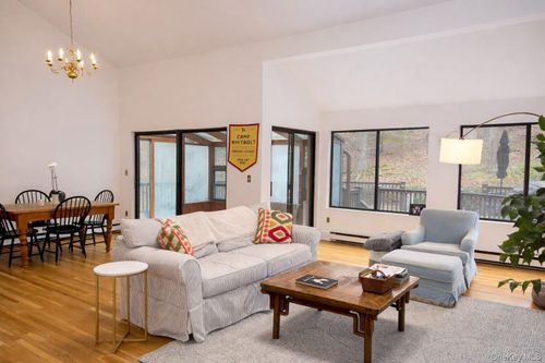 194 Westchester Ave, Pound Ridge, NY, 10576-1703 | Card Image