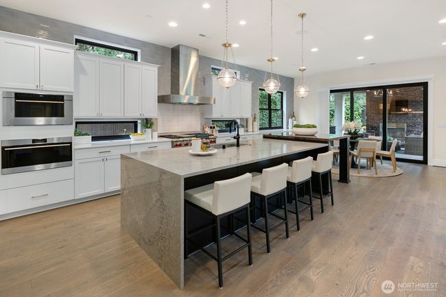 10906 Se 28 Th St, House other with 5 bedrooms, 5 bathrooms and 3 parking in Bellevue WA | Image 11