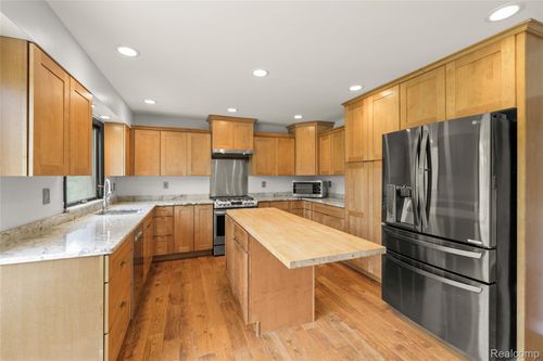 9325 N Ridge Rd, Plymouth, MI, 48170-3215 | Card Image