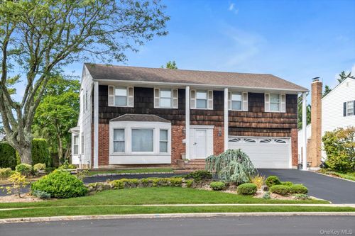 4 Carriage Rd, Roslyn, NY, 11576-3118 | Card Image