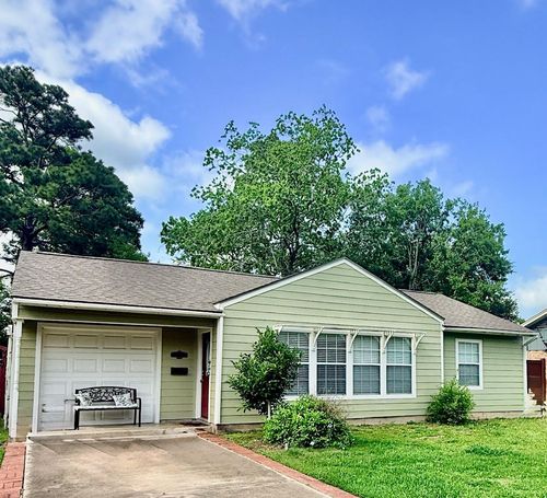 1017 E Miller St, Angleton, TX, 77515-5653 | Card Image