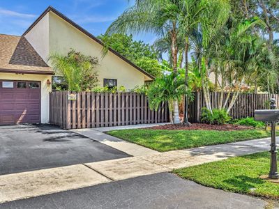 2801 Sw 2nd Street, Home with 3 bedrooms, 2 bathrooms and null parking in Delray Beach FL | Image 2