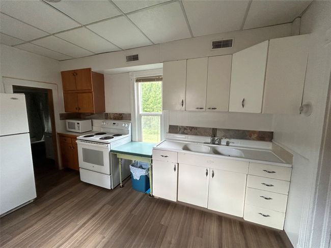 Right Side of Kitchen | Image 33