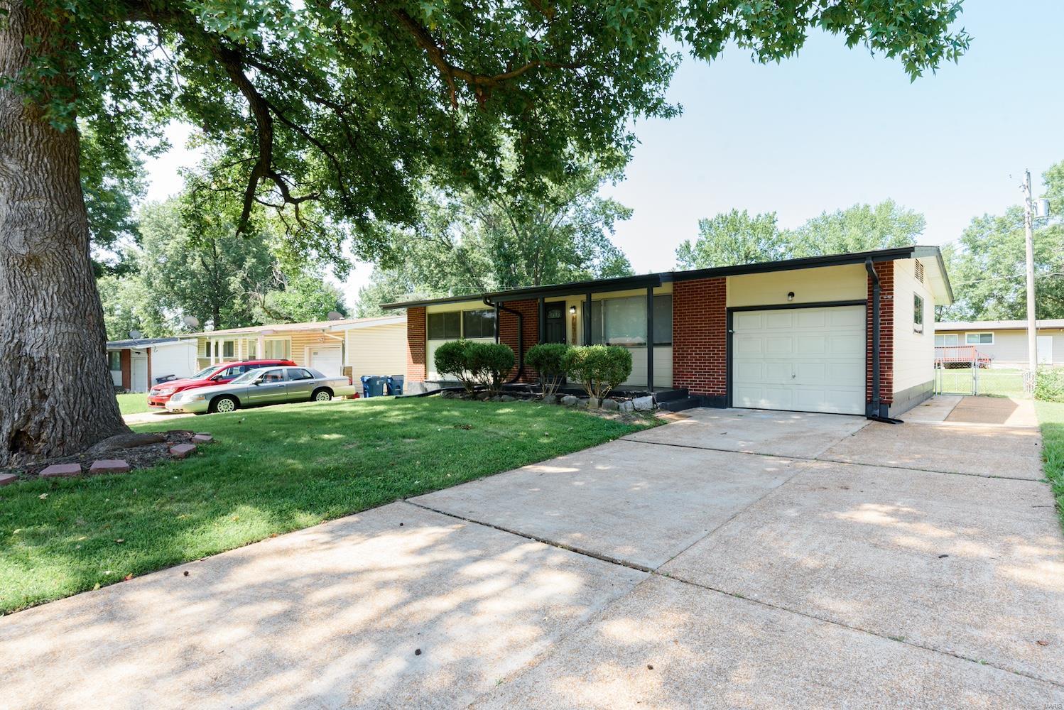 Quaker Dr, Saint Louis, MO 63136