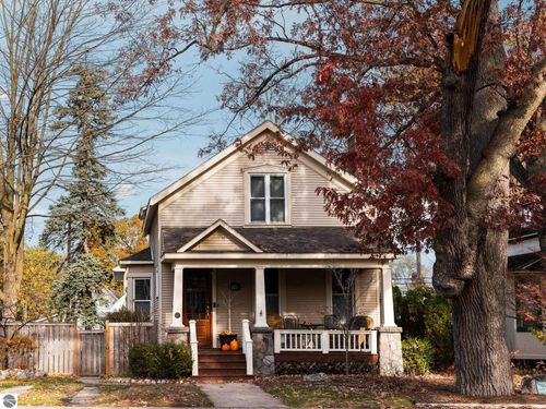 427 Washington St, Traverse City, MI, 49686-2641 | Card Image