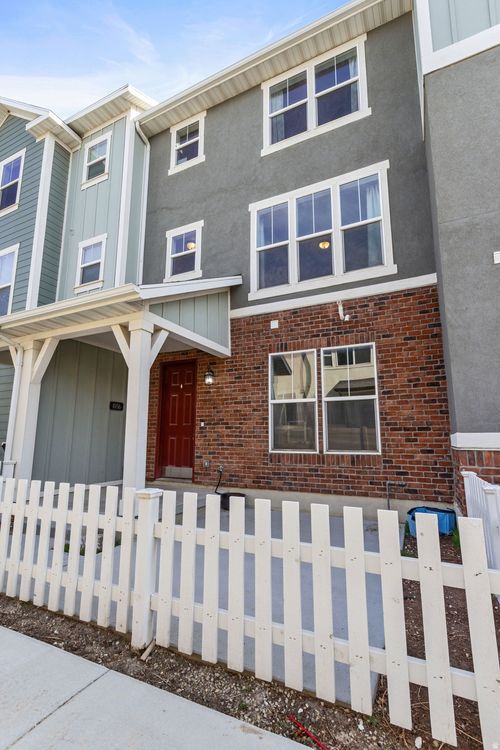 1056 Painted Horse Ln, Bluffdale, UT, 84065-7552 | Card Image