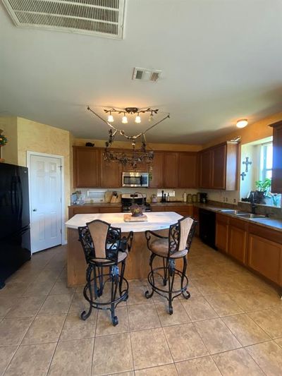 Huge Kitchen with Island | Image 1