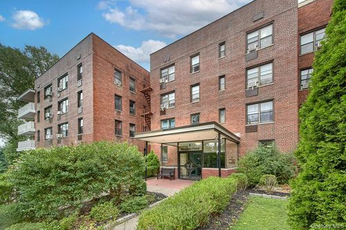 4k-1 Remsen Rd, Yonkers, NY, 10710-1830 | Card Image