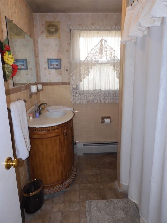 87 N Lowell Rd, House other with 3 bedrooms, 1 bathrooms and null parking in Windham NH | Image 13