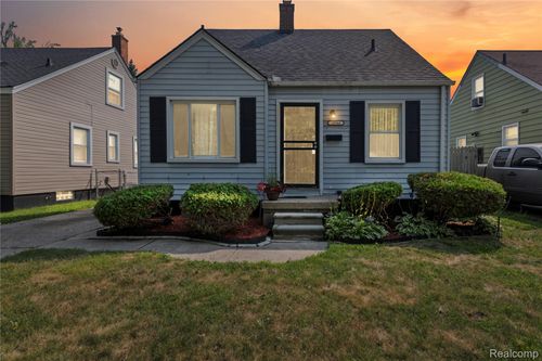 19944 Kenosha St, Harper Woods, MI, 48225-2244 | Card Image